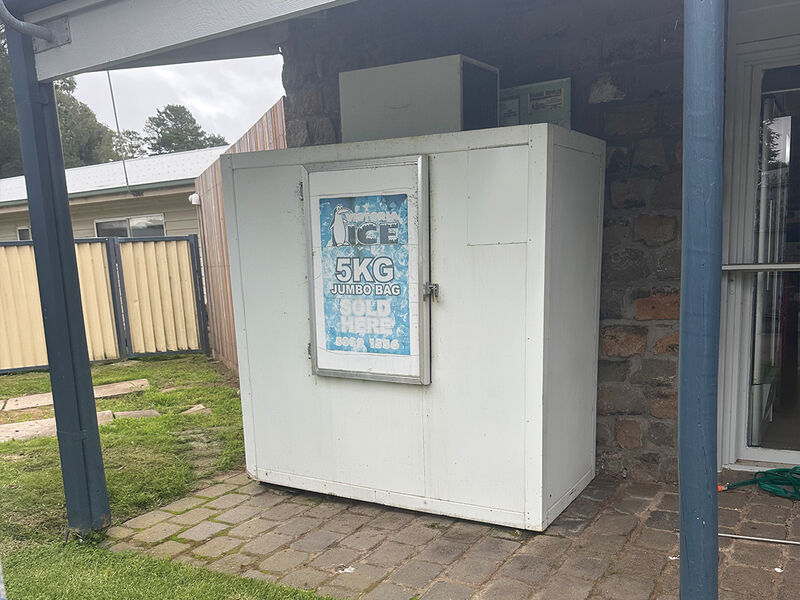 Lake Burrumbeet Caravan Park - Ice Onsite