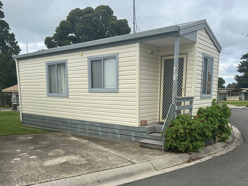 Lake Burrumbeet Caravan Park - 1 Bedroom Pet Friendly Cabin